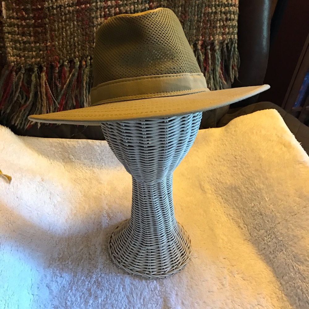 Men’s summer hat. New without tags. Size L. Tan.